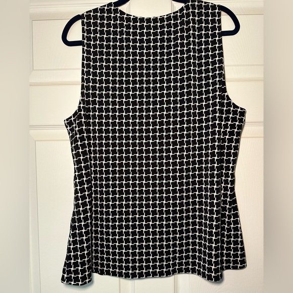 White House Black Market, B/W geometric, sleeveless blouse, XL - Picture 2 of 5